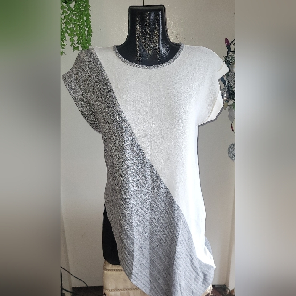 Suzy Shier White and Grey Short Sleeve Asymmetrical Hemline Top S